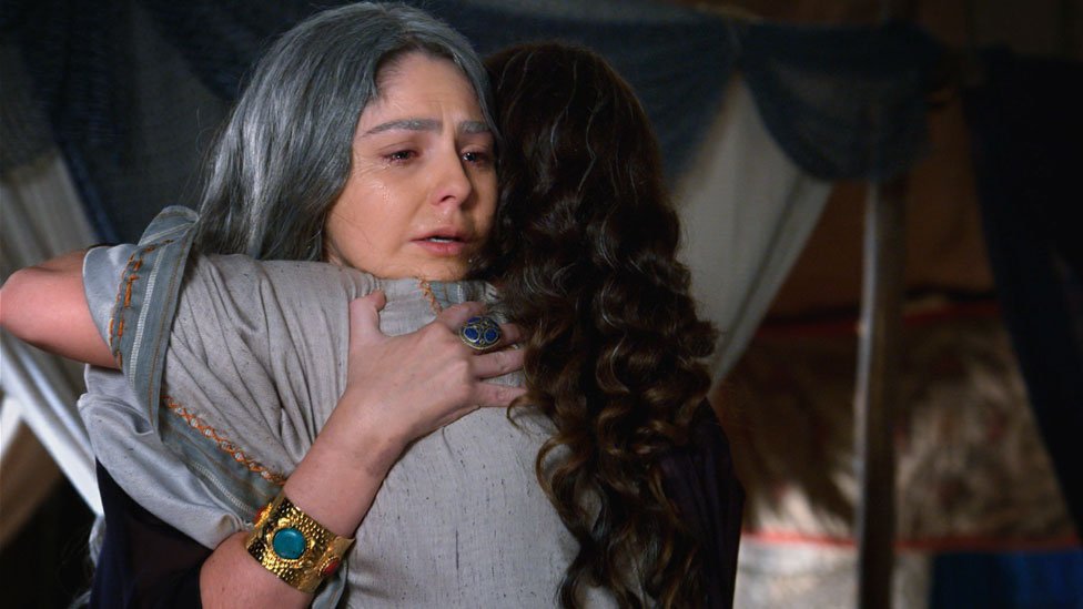 TVN's tweet image. ¡Al fin juntas! Betania conoció a Talita, su hija a quien buscó por tanto tiempo #MoisesGranFinal TVN.cl/envivo