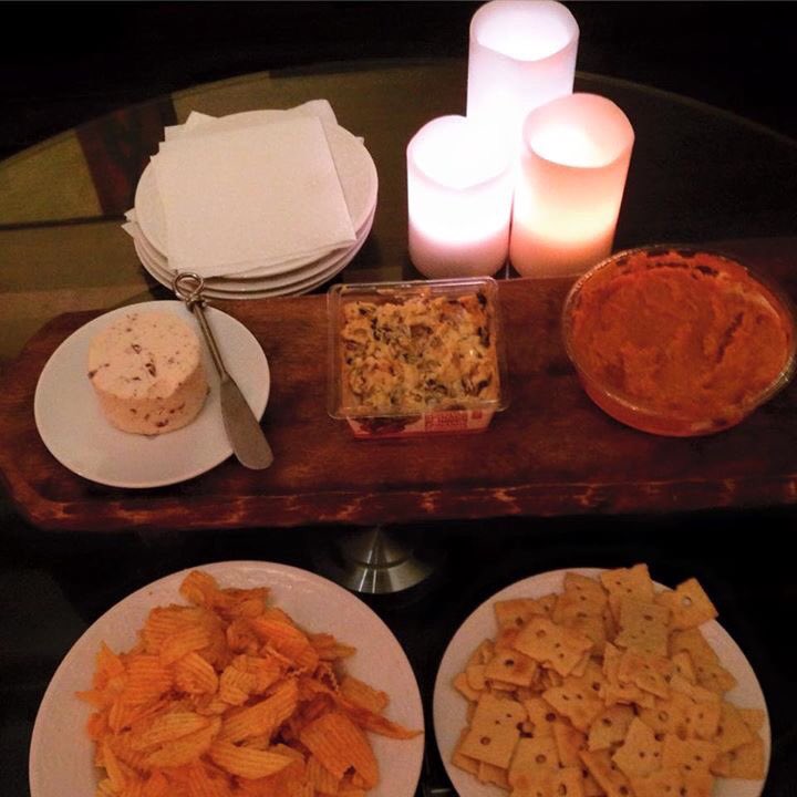 KitchenSprout's tweet photo. #SundayFunday #NFLPlayoffs #PITvsKC #GatsbyLovesFootball #Homegating #GamingNGrazing #Charcuterie #CheeseNCrackers #AssortedMeats #Wine 🏈🙌🏻🏈 https://t.co/maoSXOfeY2