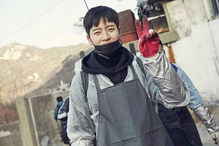 C2QzXbWUkAAmzVE.jpg:large