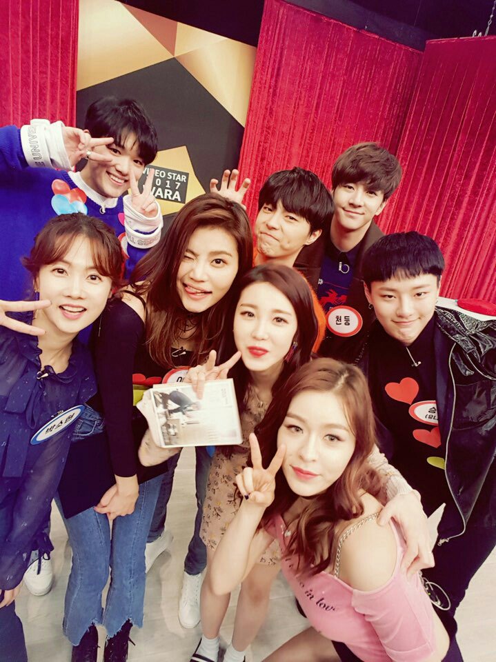 BIG_GHofficial's tweet photo. #벤지 와 #건민 이가 함께 출연한 MBC every1 #비디오스타 가 내일 PM8:30에 방송됩니다! 비기닝 여러분들의 많은 시청 바랍니다:D
#비아이지 #벤지건민의_활약을_기대해_주세요 #또불러주세요 #본방사수 https://t.co/9fBKNTepFR