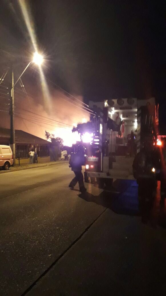 izcariote's tweet photo. Incendio estructural calle Colón . Sector medio camino talcahuano bomberos en el lugar. https://t.co/XuO3nadUQM