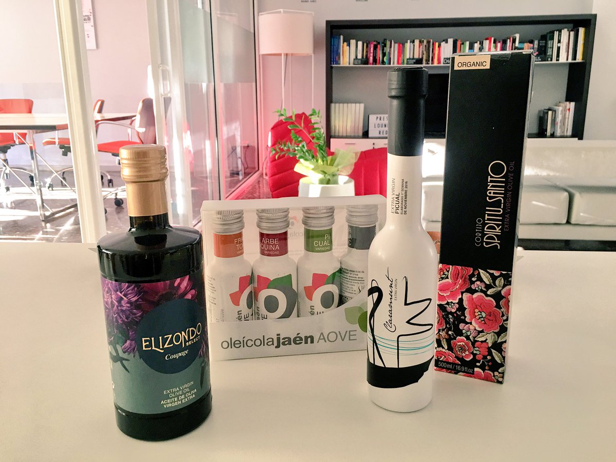 juanmellen's tweet photo. Muchísimas gracias por esta selección de mejores marcas de #AOVE de vuestra tierra que acabo de recibir desde @olivaryaceite en Úbeda 👏🏼👍🏼👌🏼 https://t.co/kl7QfNglXN