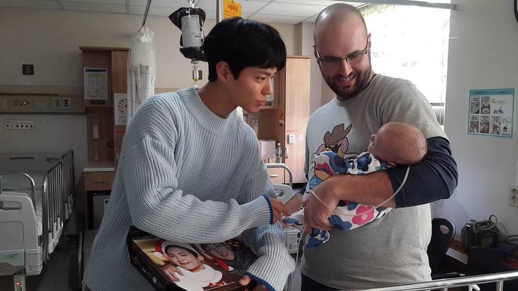 BOGUMSUPPORT's tweet photo. 📸bethalina5
・・・
Park BoGum brought Arabella a pizza!! He was so sweet and promised to #prayforarabellagrace #rushto… https://t.co/3k0EDTI8yY