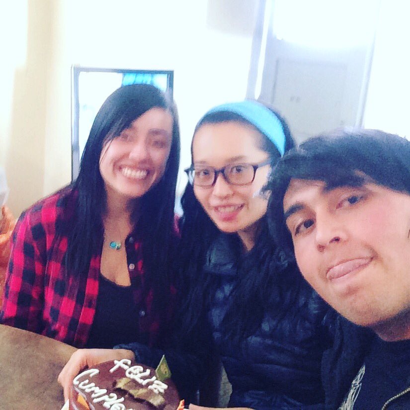 CocoblueSalsa's tweet photo. Ellos cada año me alegra con su visita y la torta de mi cumple. Los quiero mucho! Y mañana empezamos a grabar #LoNuevodelaCoco  #friends https://t.co/RImqxllF8E