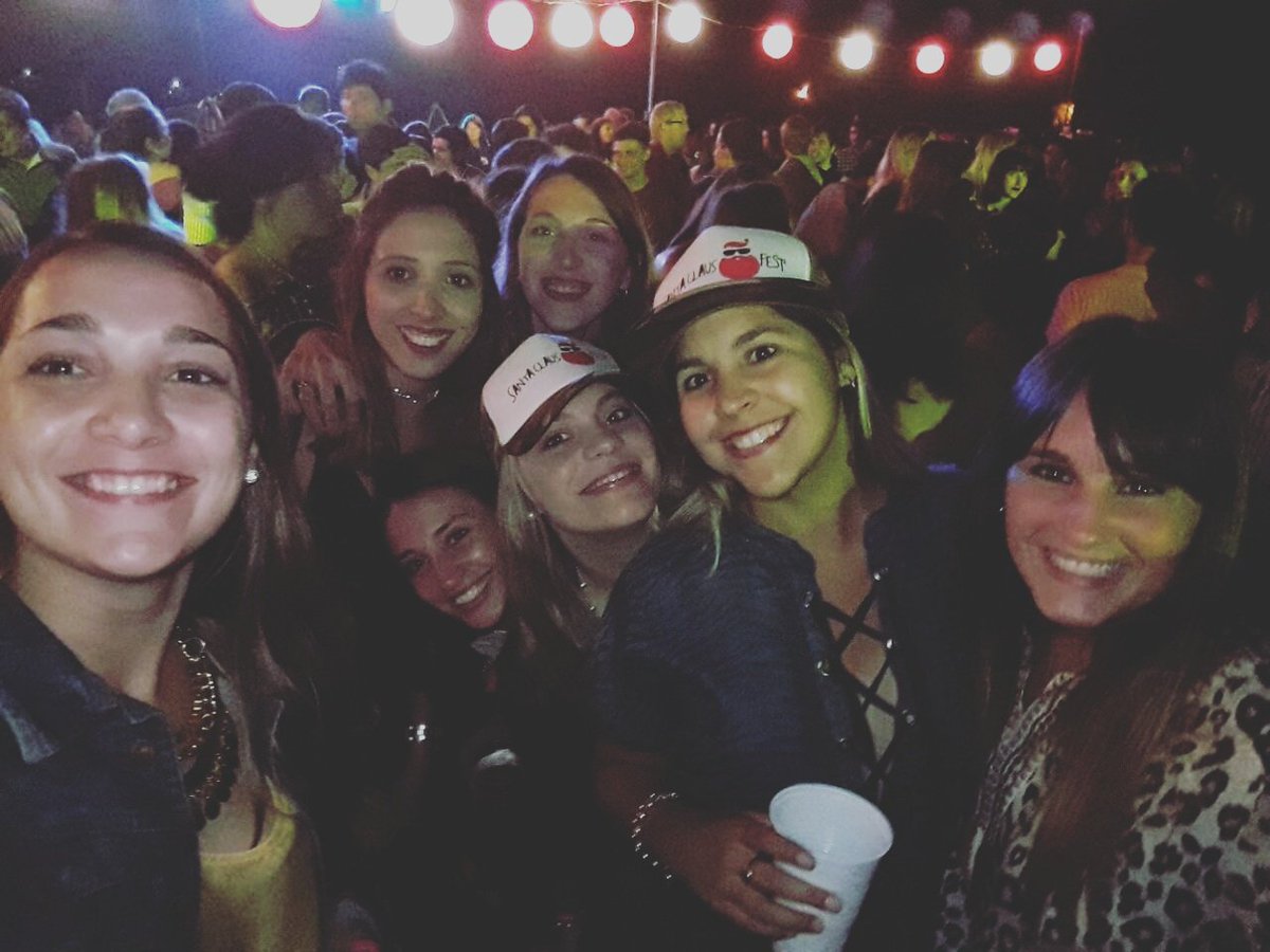 PamePenoni's tweet photo. Quiero otra fiesta iguallllll @SantaClausFest 🍻🎉🎊😘 https://t.co/gte1UwrXzz