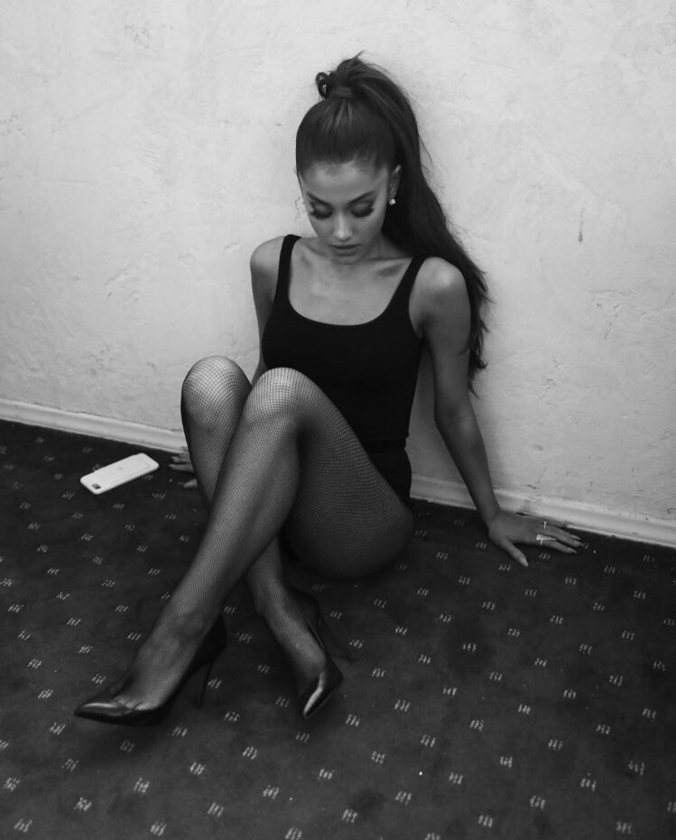 megrmiddleton's tweet photo. hi ariana grande is art that's all https://t.co/kvqI5sW00o