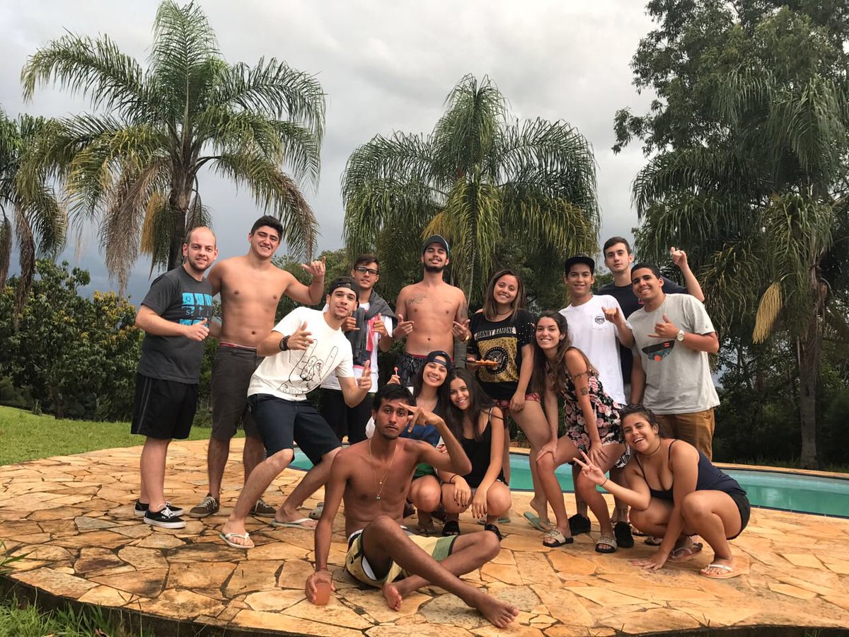 vicdonatangelo's tweet image. Pinhalzinho cade o filtro? #atolados #ÔCOUTITO #2pt #odesaparecimentodacota