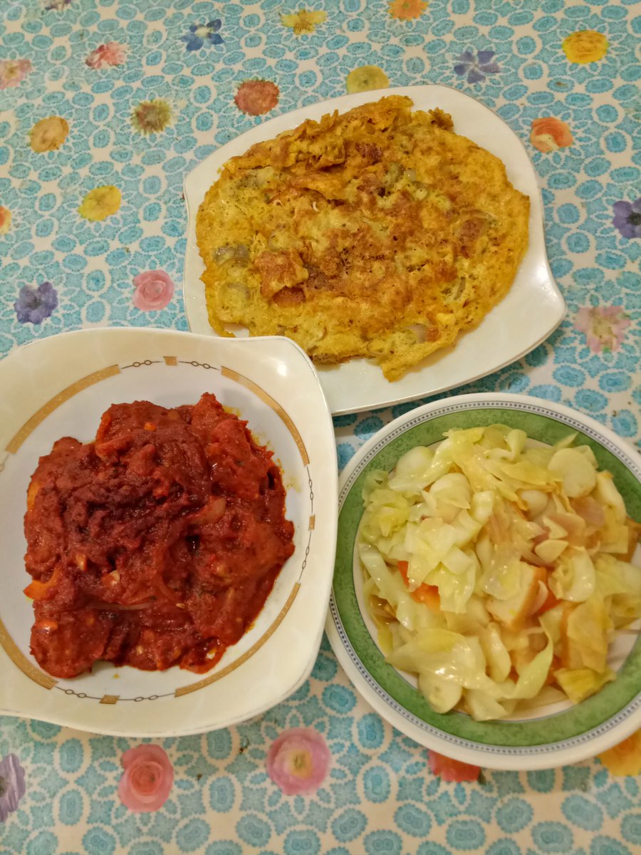 fera_2912's tweet image. Sambal tumis ayam, sayur kobis dan telur dadar. Done masak lunch. #surirumah #penganggur #takmereput