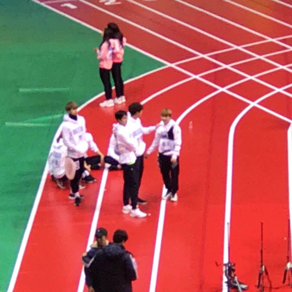 #ISAC2017

chanyeol hugged seventeen's woozi their height difference is so cute
