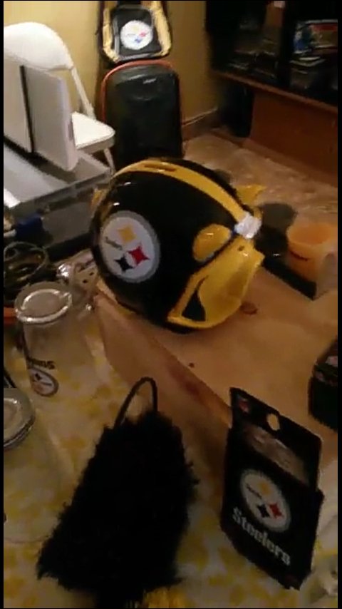 Hildiitta's tweet photo. Tengo un video de la colección de Steelers de mi papá, pero no se como enviarlo, realmente es un super fan @marisolglzz @MarisolFanFan https://t.co/NTK7GOEohh