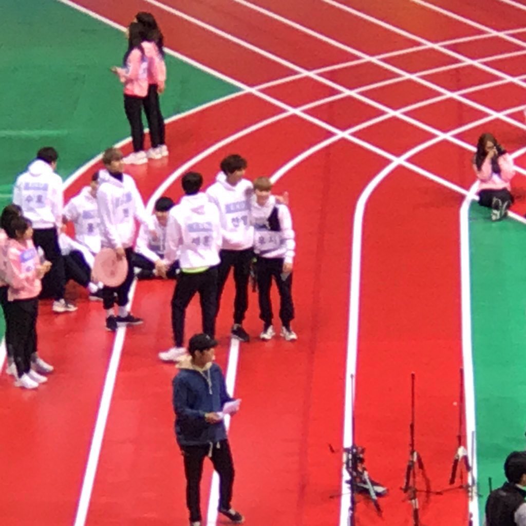 seventeenbubz's tweet photo. I LOVE HOW CUTE CHANYEOL'S &amp; WOOZI'S HEIGHT DIFF IS https://t.co/a3lgHDBbVF