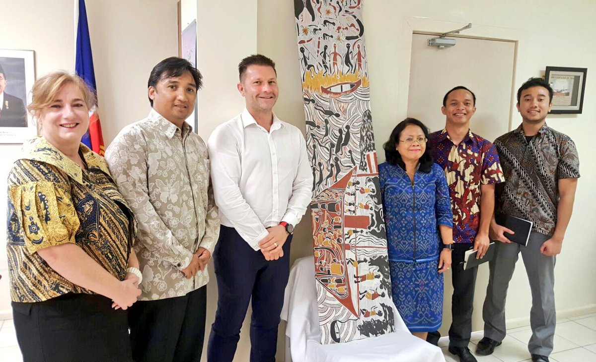 INAinDarwin's tweet photo. Pak Consul &amp; economic team meets Michael Tennant &amp; Kate Walker to explore @IndonesiaAust NT 10yr outlook @fanniebay https://t.co/GpmeE1IlPe
