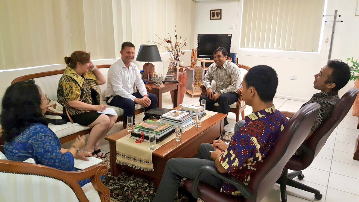 INAinDarwin's tweet photo. Pak Consul &amp; economic team meets Michael Tennant &amp; Kate Walker to explore @IndonesiaAust NT 10yr outlook @fanniebay https://t.co/GpmeE1IlPe