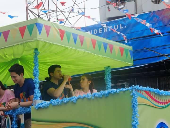 KateisheM's tweet photo. OMG Ang ganda pala ni Maine in personal whahaha at si Alden din sobrang gwapo 😍😻💕🙌🏻😭❤️ 
@mainedcm @aldenrichards02 #ALDUB18thMonthsary https://t.co/8QbXGUr4ID