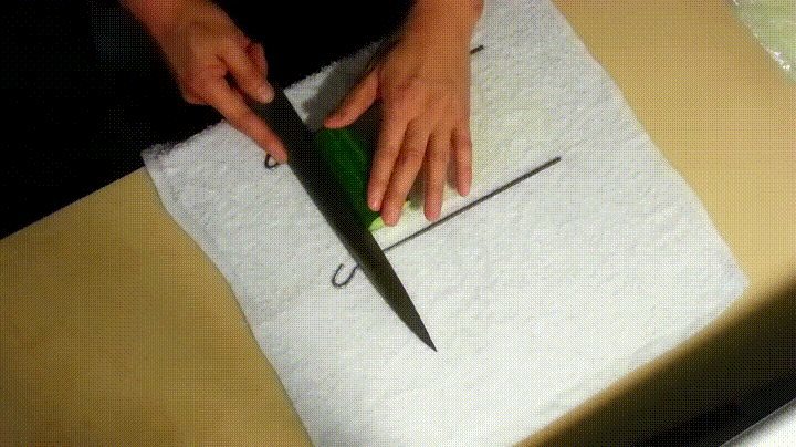 Upvoted: Peeling a cucumber "Joe Sushi" style using metal rods to guide the knife and slic… ift.tt/2jeYWaN