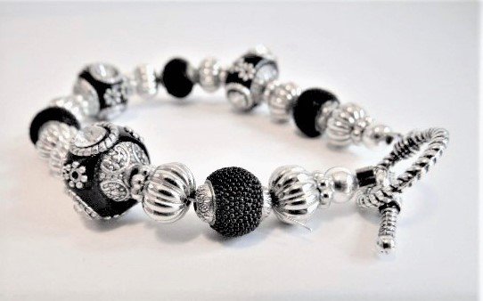 chictrendybeast's tweet photo. Handmade unique black and white bracelet #bracelet #handmade #handmadejewelry #beads #beadedbracelet #fashionblogger https://t.co/WQRtiwgSmK