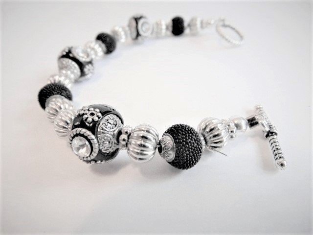 chictrendybeast's tweet photo. Handmade unique black and white bracelet #bracelet #handmade #handmadejewelry #beads #beadedbracelet #fashionblogger https://t.co/WQRtiwgSmK