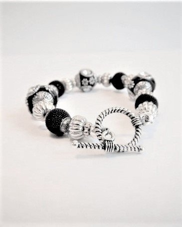 chictrendybeast's tweet photo. Handmade unique black and white bracelet #bracelet #handmade #handmadejewelry #beads #beadedbracelet #fashionblogger https://t.co/WQRtiwgSmK