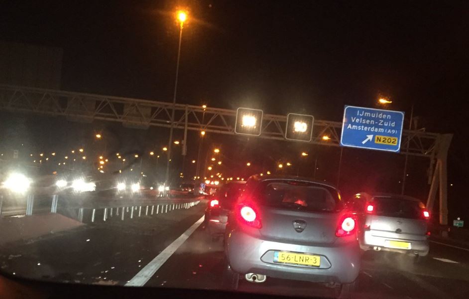 RWSverkeersinfo's tweet image. Nee toch. Technische storing in fonkelnieuwe #Velsertunnel. Tunnel naar &apos;t noorden is DICHT. :(( #A22 (via @RaymondBoth)