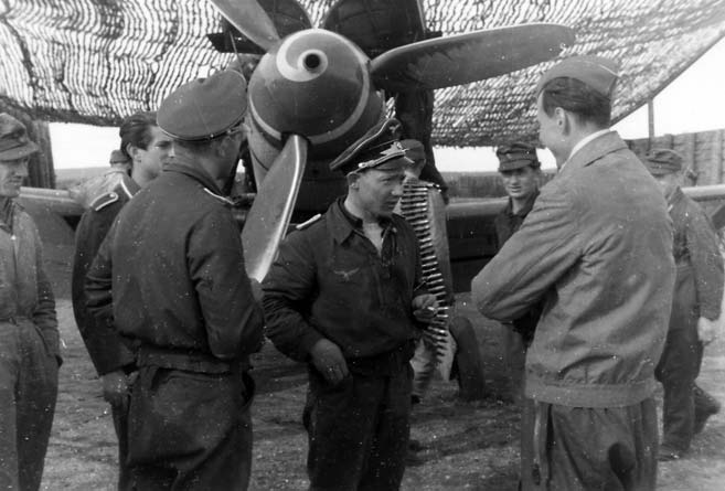 aces_dogfight's tweet photo. ヤコプ・ノルツ(ドイツ空軍/117機撃墜)
極北戦線にて活躍したエース。高い技量の持ち主で、単日5機撃墜を成し遂げたほか、24時間以内に12機撃墜を記録。1944年9月16日の空戦で被弾、不時着を試みるもツンドラに接触して死亡。https://t.co/7HTX7YlWmJ