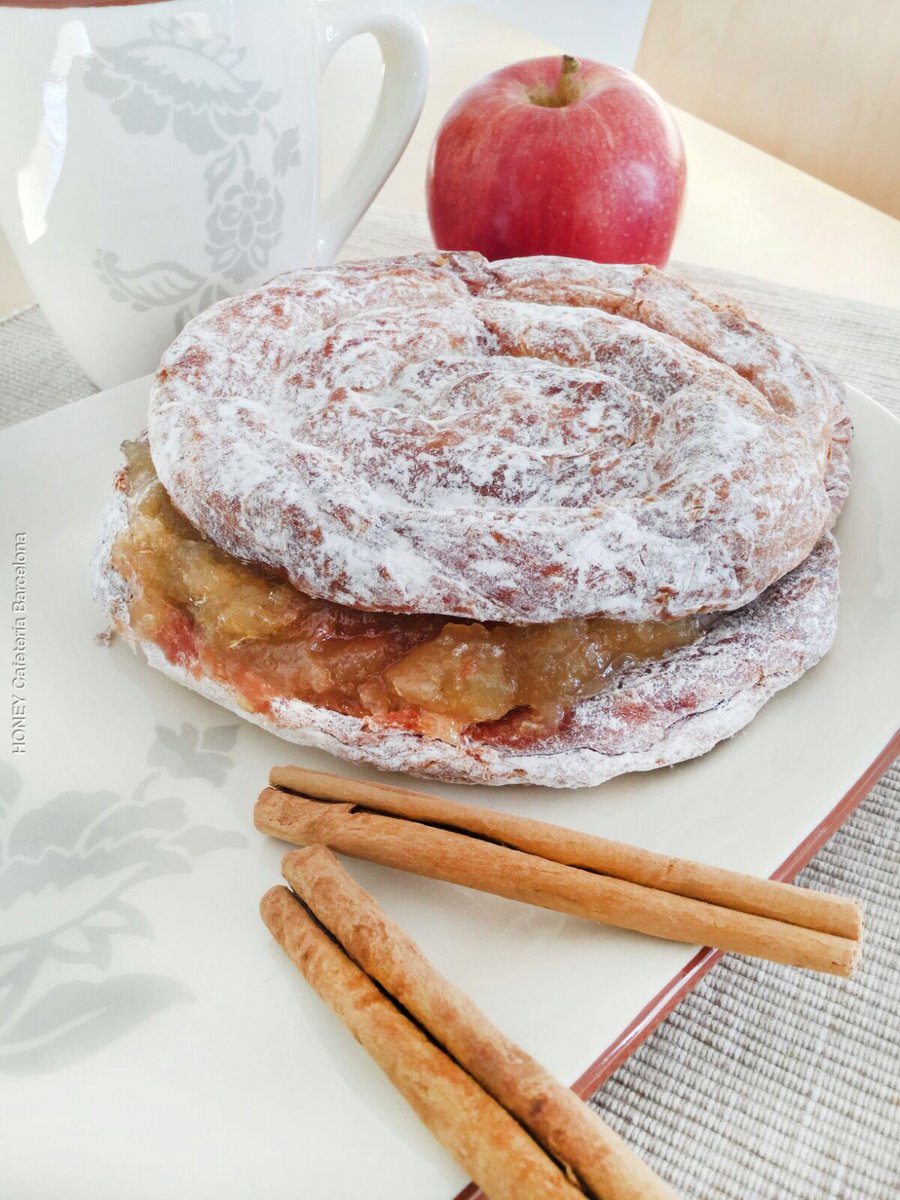 Nuestra última creación:  ''Ensaimada con manzana y canela''. Un dulce caliente ideal para estos días tan fríos ❄️🍎 ¡No te lo pierdas!