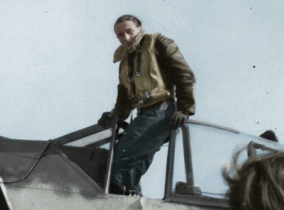 aces_dogfight's tweet photo. エゴン・マイヤー(ドイツ空軍/102機撃墜)
「白スカーフの男」と敵に恐れられた実力者。米エースのロバート・S・ジョンソンとの激戦で有名。19分でB-17を3機撃墜するなど、本土防空戦���多数の戦果を記録。1944年3月2日戦死。https://t.co/wtvHwAfVuT