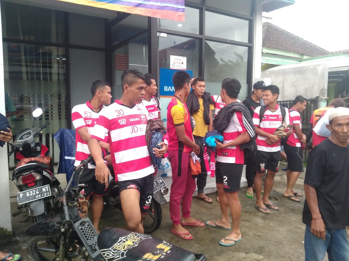 MaduraUnitedFC's tweet photo. Tim sudah bersiap menuju stadion glagahwero kalisat. Nantikan Live di FB Madura United FC.
#Maduraunited #Madurabisa #Madurabersatu https://t.co/qgSjDyEvcU