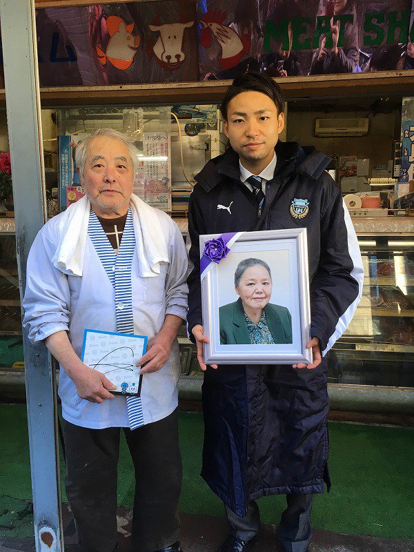 frontale_staff's tweet photo. 【2017商店街回り:南幸町】肉の不二家さんでは大将によるベーゴマ体験教室を開催！ユウもチャレンジしましたが、なかなか難しいようで大将から教わりました！ #frontale https://t.co/4aEMF6P6Ty