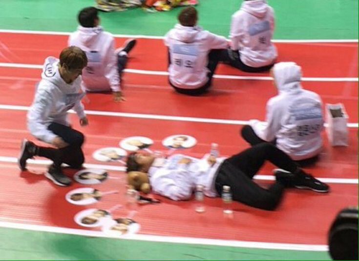 mintjibi's tweet photo. นี่คือลัทธิพิธีบูชาอะไรวะเนี่ย5555555555555555555555555555555555555555555555555555555555555555555555555555555555555555555555555 #isac2017 https://t.co/MC4NXsekmO