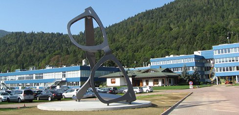 CorriereAlpi's tweet photo. Fusione #Luxottica-#Essilor, nasce colosso mondiale dell'occhialeria https://t.co/W0iyaWrgqD https://t.co/DhPPhdlBDF