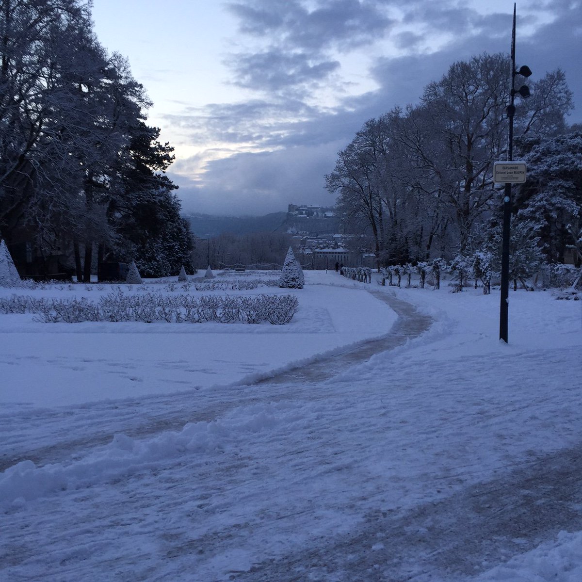 Besancontourism's tweet photo. Amis photographes, Pro ou amateurs, touristes, à vos boitiers, soleil et neige à #Besançon #photofone #fotophone #reportage #neige #meteo https://t.co/U2I64Wd8pu