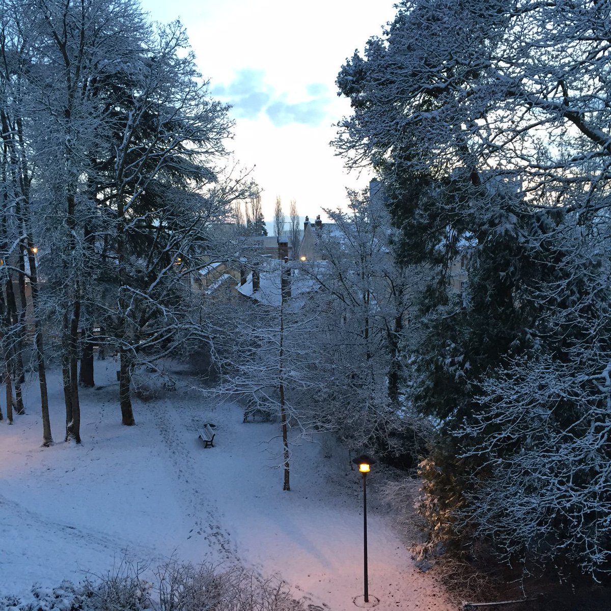 Besancontourism's tweet photo. Amis photographes, Pro ou amateurs, touristes, à vos boitiers, soleil et neige à #Besançon #photofone #fotophone #reportage #neige #meteo https://t.co/U2I64Wd8pu