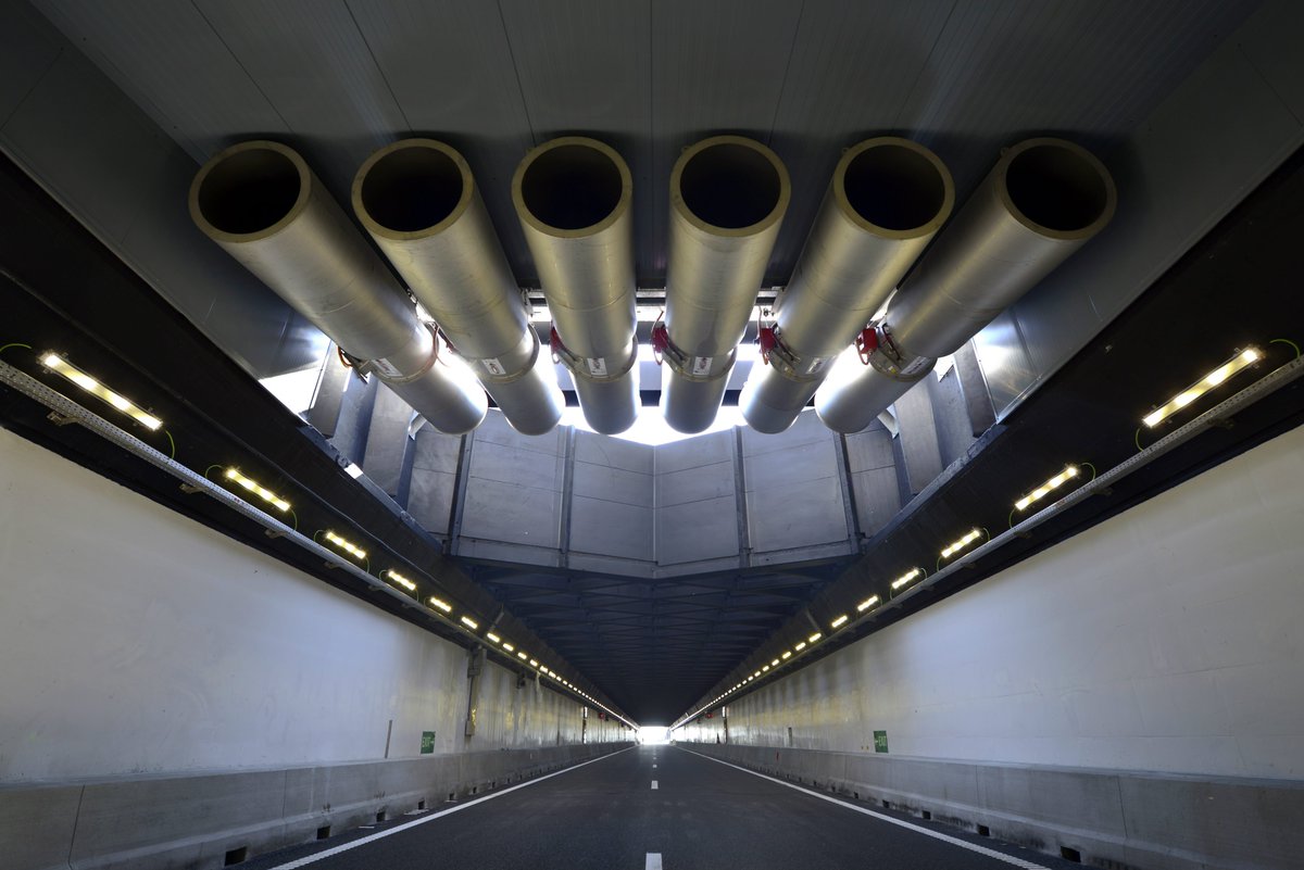 Na exact 9 maanden sluiting is de #Velsertunnel sinds vanochtend 05.00 uur weer open voor al het verkeer. bit.ly/2hQVBk8