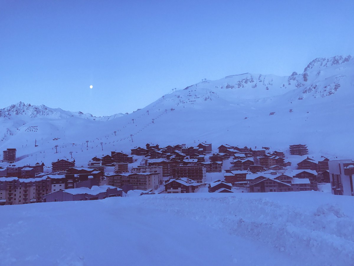 JoleneraeJ's tweet photo. Daybreak! New week New Neige New arrivals! I'm Winning! #AlpineElements #Tignes https://t.co/0eew5duT1z