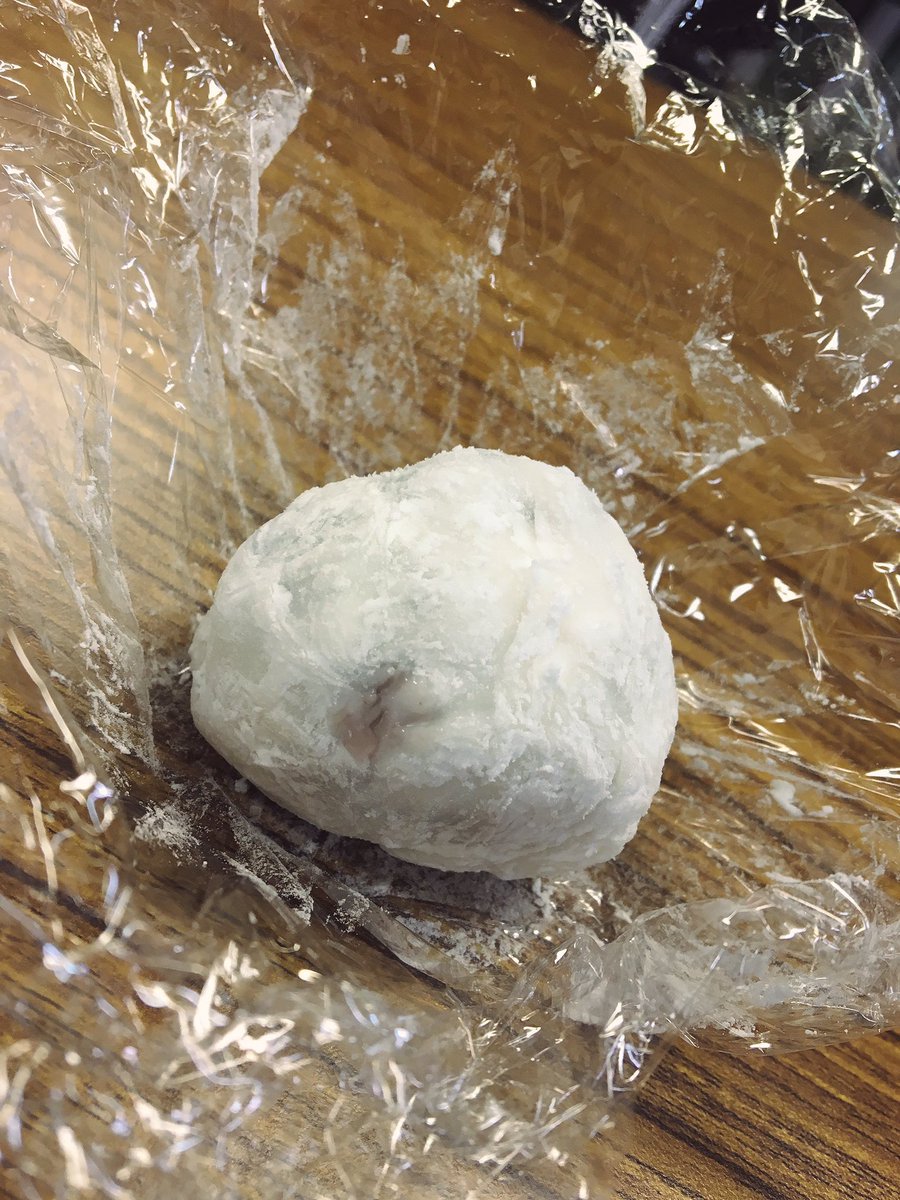 __Sry14's tweet photo. ゆいはんさんに手作り苺大福貰った〜〜！
どうやって撮ってもおばぁちゃん家感が拭えないけど。笑 #まめプロ

#さく日記 https://t.co/YFYU1rn6Ol