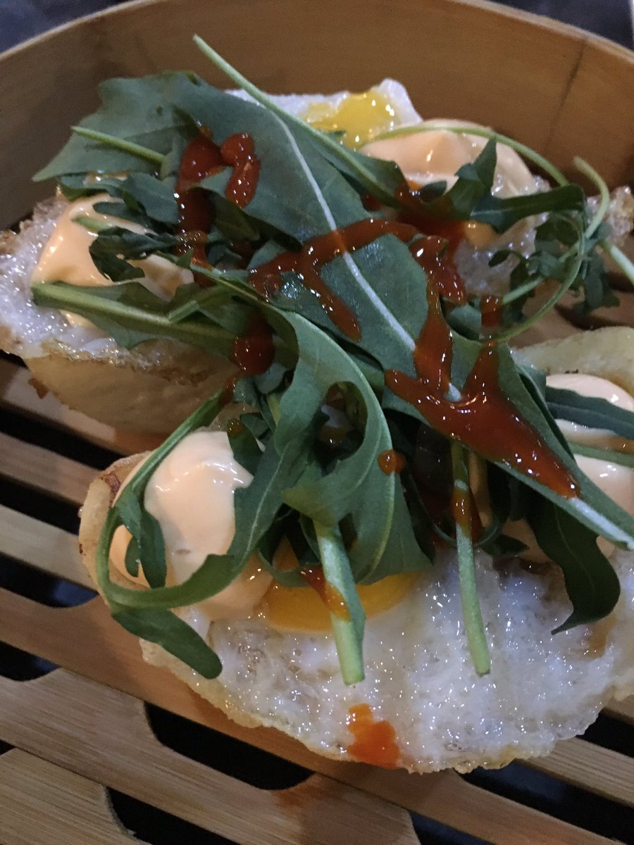 Tapeando un domingo noche en Cádiz. La versión moderna en <a href="/lacandelacadiz/">la candela tapas bar</a> . Ravioli de pato, baos de carne