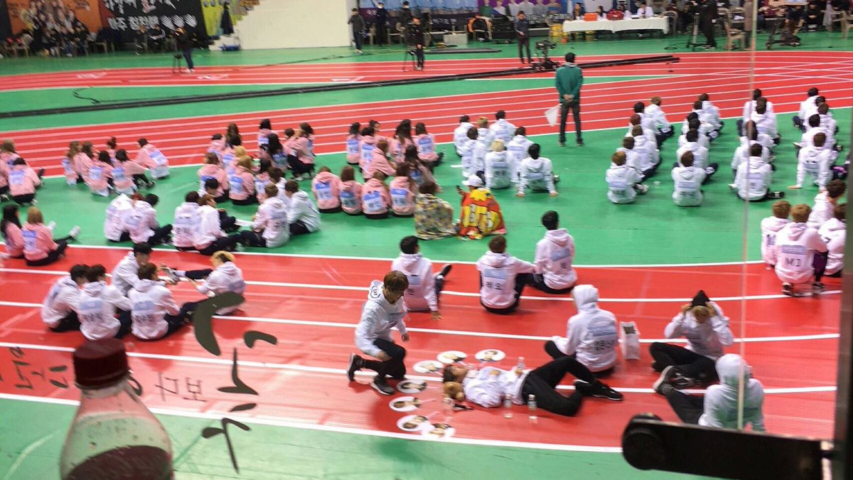 babebayah's tweet photo. ในขณะที่ทุกคนนั่งคุย นั่งดูการแข่งขันกัน 
ตัดภาพมาที่ซอกจินนะคะ พี่ทำพิธีบูชายันใช่มั้ย อะไรอะมีเอาพัดมาแผ่ ตลก5555555555555 #ISAC2017 https://t.co/gDKdInWCHn
