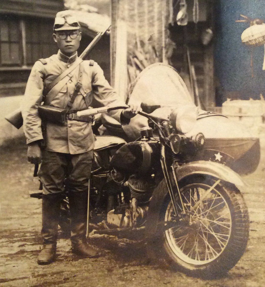 廣川 こちらも古いバイクが写った写真 1枚目以外は戦前戦中だと思いますが 車種等不明です 特に4枚目は用途が謎です