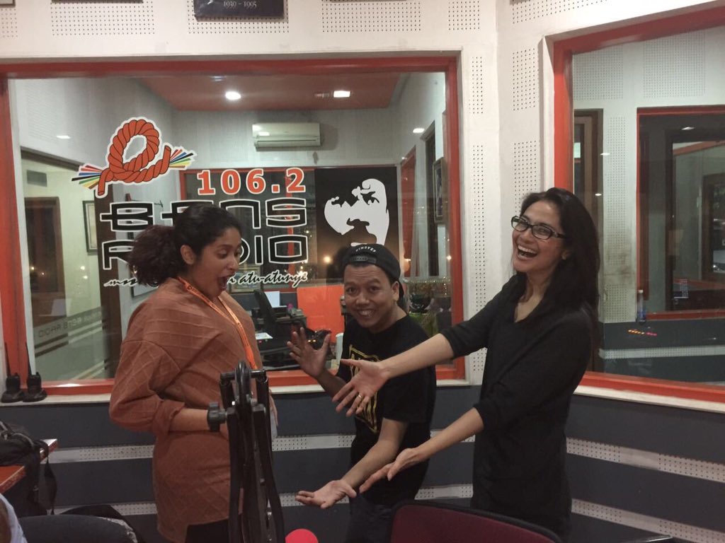 Mksh <a href="/mpokmod/">Maudy Koesnaedi</a> en sukses @teaterabnon #tributeToBenyamin with @BensRadio cc: @kojekshow <a href="/AmiraKareem87/">Mira Kareem</a>