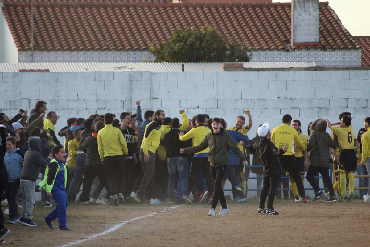 Ivan_Flores16's tweet photo. @DeportesCuatro @ExtremenaR @En_juego @ADOOBANDINO esto no se ve todos los dias... en una liga de segunda regional!! #SubmarinoAmarillo https://t.co/49FkmSYYLR