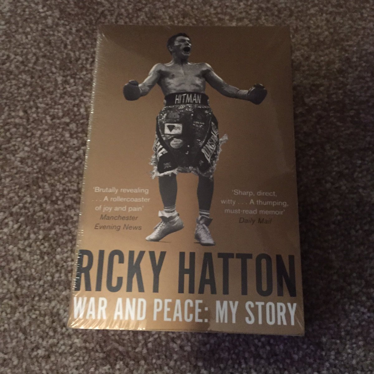 lisatay75's tweet photo. What a great book ... Wrote from the 💙 #peopleschampion #mentalhealthmatters @HitmanHatton https://t.co/CwBQ7K71WM