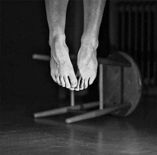 I forget you
I forgive you 
At the end .
.
.
.
.

#SilentScream #blackandwhite #bwstyles_gf #bnw #blacknwhite_perfe…
