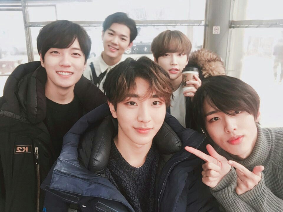 BIGJP_Official's tweet photo. 今日は僕達B.I.Gが日本デビューして300日となる日です!TAOLAでデビューしたのが一昨日のようですがもう時間がこんなに流れたんですね。よく会うことはできないけどいつも遠くから応援をくれてありがとうございます。これからもずっと一緒にいてくれますよね?#비아이지 #고마워요 https://t.co/L2PONZKbTT