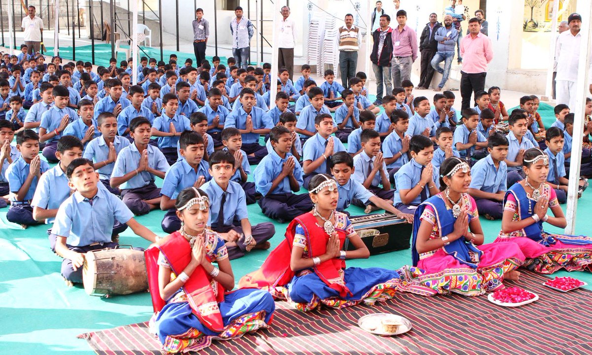 CMOGuj's tweet photo. Guj CM visited primary school at Kalasar village of Chotila taluka in Surendranagar district today &amp; launched 7th edition of #Gunotsav drive https://t.co/Y28vOHb7oB