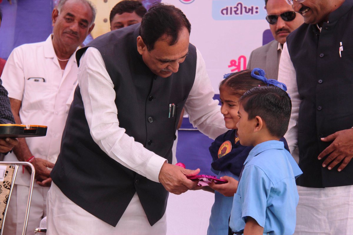 CMOGuj's tweet photo. Guj CM visited primary school at Kalasar village of Chotila taluka in Surendranagar district today &amp; launched 7th edition of #Gunotsav drive https://t.co/Y28vOHb7oB