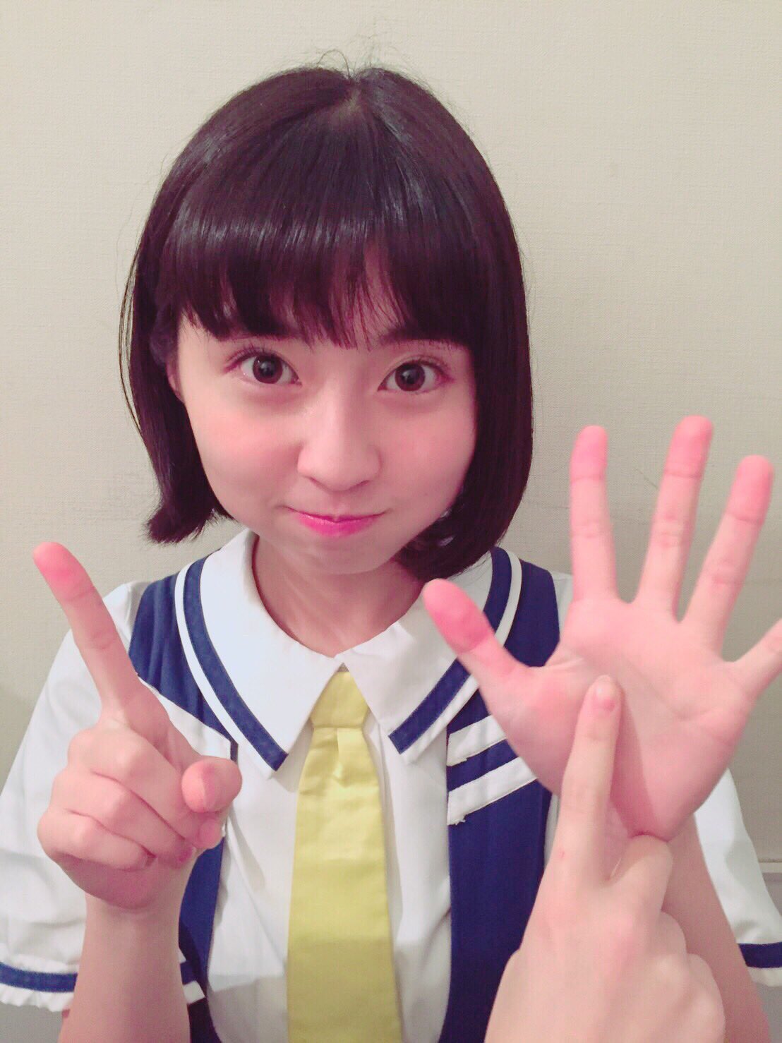 ロッカジャポニカ Official 内山あみ 本日16歳最後の日ということで 両手で16歳を表現中 1本足りなかったので みぃちゃんがお手伝い Lineも合わせてご覧ください ロッカジャポニカ ロジャポ 内山あみ T Co R26vggdb1g Twitter