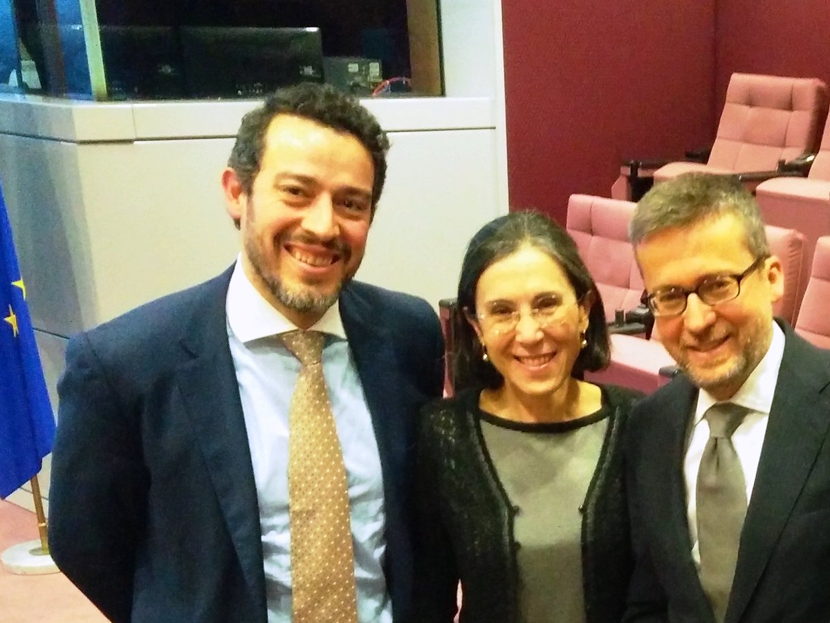 G_Esteban_EU's tweet photo. Presenting HINDCON to @Moedas!!! #3DPrinting Houses for #DigitalTransformation in the #Industry40. #OpenInnovation for #DigitiseEU strategy! https://t.co/MCjhxJaeK7