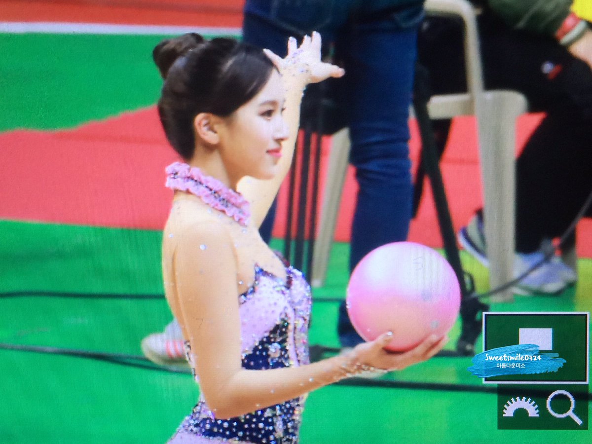 Janzful's tweet photo. ครั้งที่แล้วผิดหวังเสียใจจนร้องไห้เลยไปฝึกมาอย่างหนัก เข่าช้ำไปหมดขาก็มีแต่รอยช้ำมาวันนี้ได้ที่1มินะเคยพูดว่า "ถ้าพยายามก็เป็นได้"👏💗💃🥇 #MINA https://t.co/tr9U6uAjqR