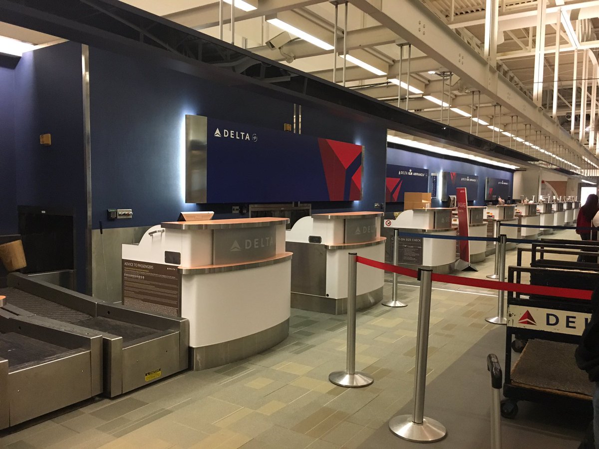 Murraysm13's tweet photo. @CVGairport @Delta not a single employee to check bags at CVG. Lines forming. https://t.co/3Y1bCR3MOn