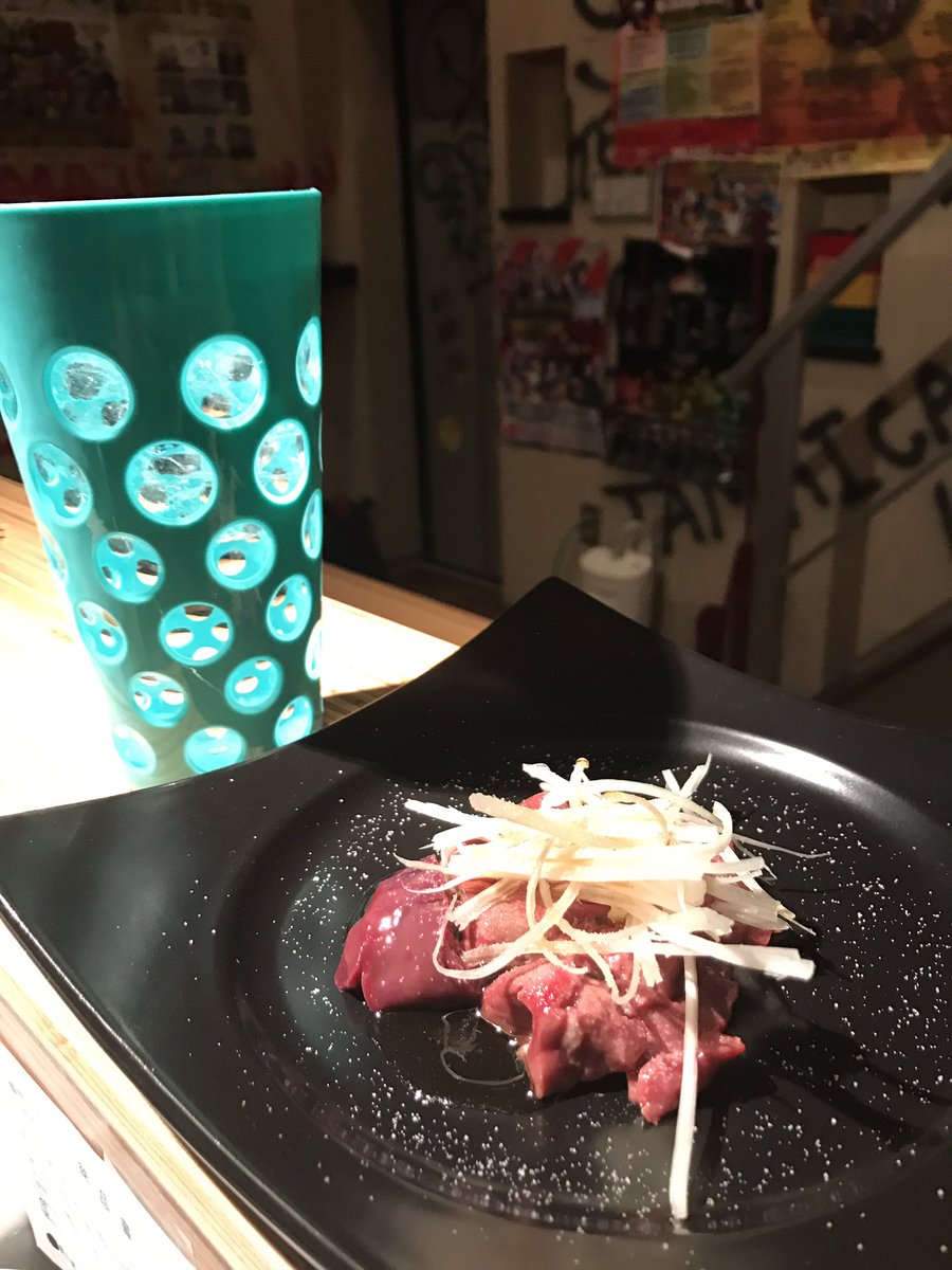 largeman420's tweet image. 母ちゃん準備完了！！

とりあえず、
カウンターで最後の鶏のキモと芋水割りで来そうも無いお客様を待つ(⁎⁍̴̆Ɛ⁍̴̆⁎)

NICEなREGGAE流れてますよ♪

#Largeman#REGGAE#CHIKIN#芋水割り#KUWANA#MUZIK